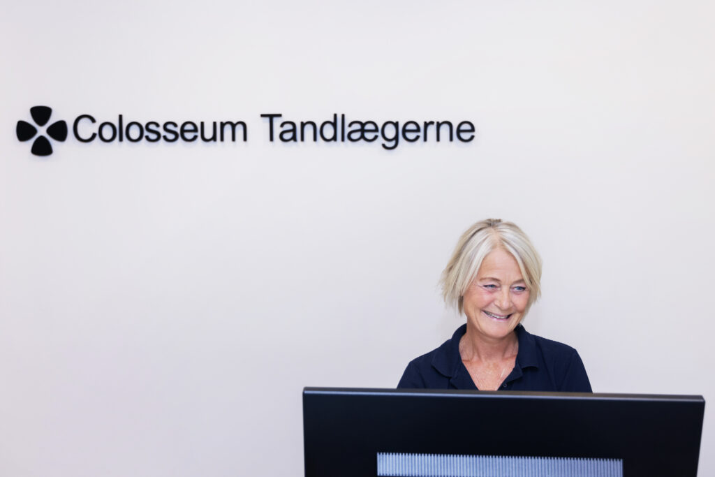 Receptionist tager imod patienter hos Colosseum Tandlægerne Ballerup